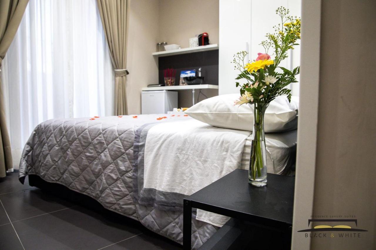 Residence Black & White Napoli Bagian luar foto