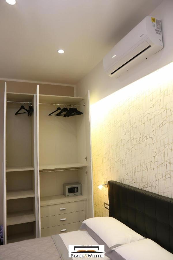 Residence Black & White Napoli Bagian luar foto